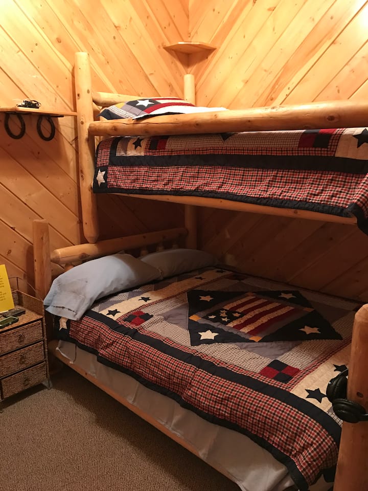 Dormitorio superior #2 con capacidad para 3 personas (litera completa e individual)