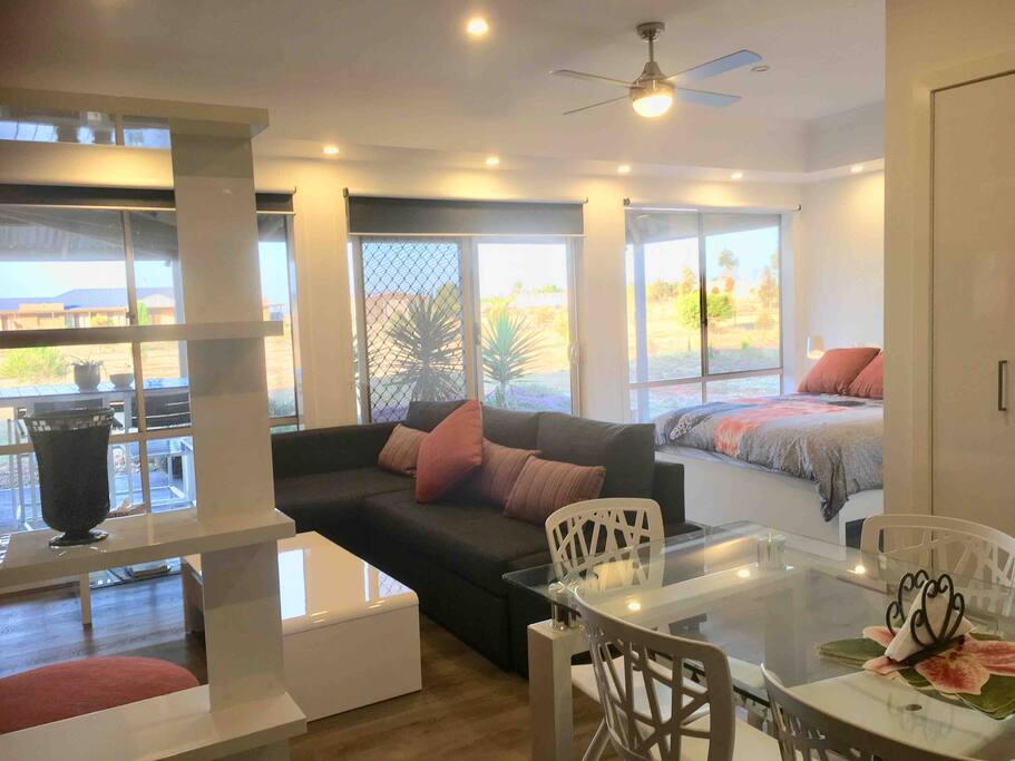 Self-catering, Studio Apr -  Free Wifi, Smart T.V - Melton South의 게스트 스위트에서 살아보기, 빅토리아, 오스트레일리아