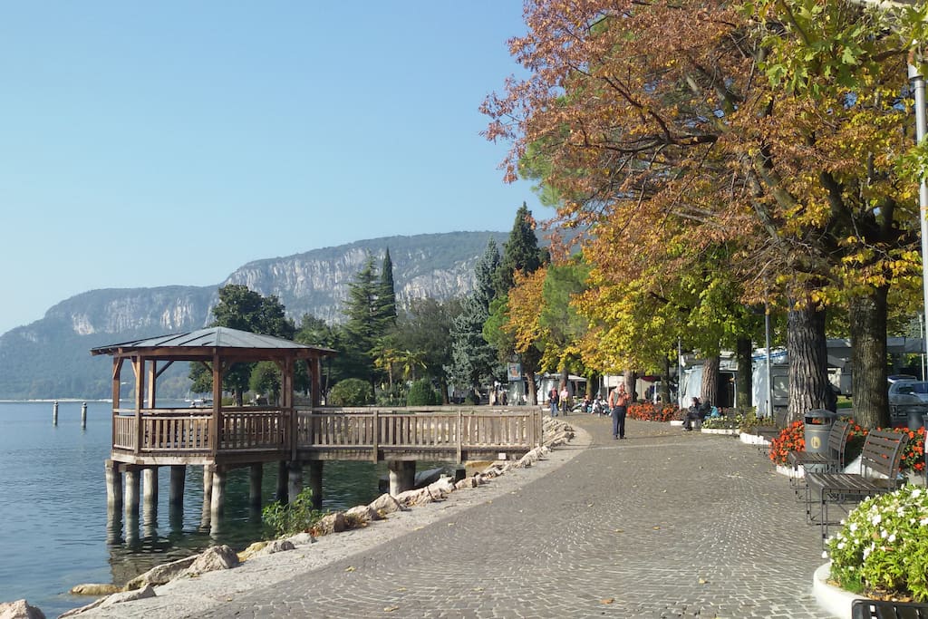 Walking along the lake - Garda, October 2015