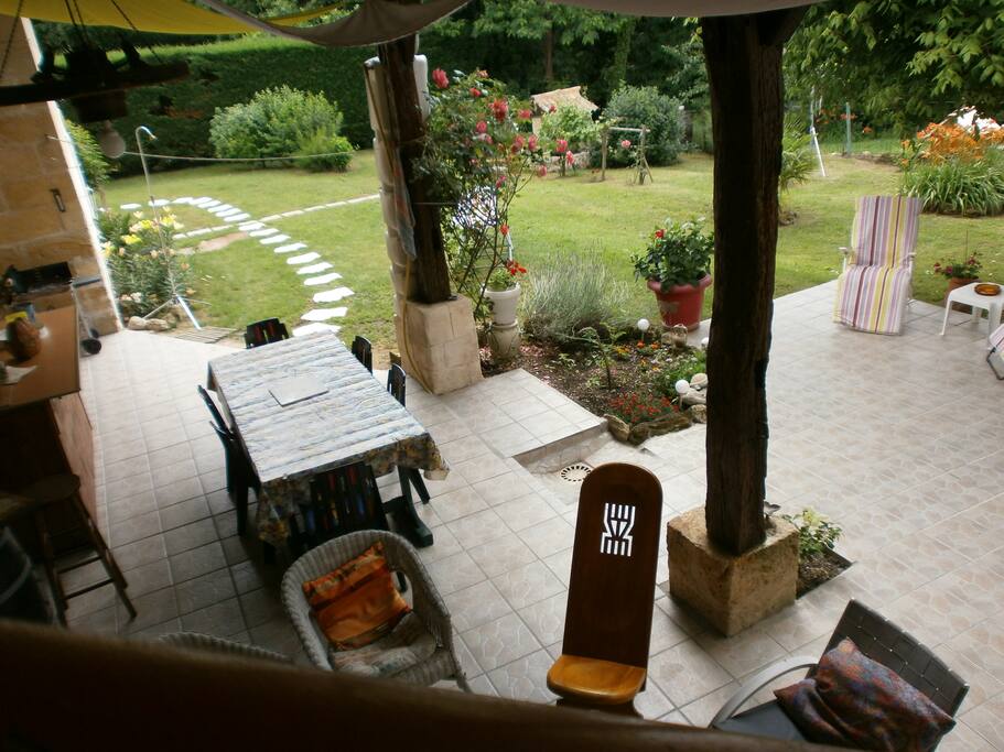 vue sur la terrasse et son jardin.