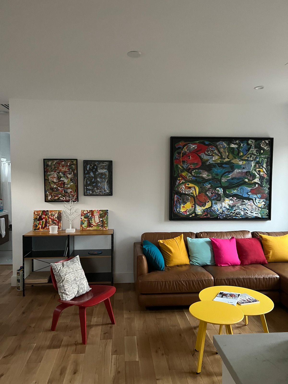 Простор во дневната соба и полица за книги и игри.