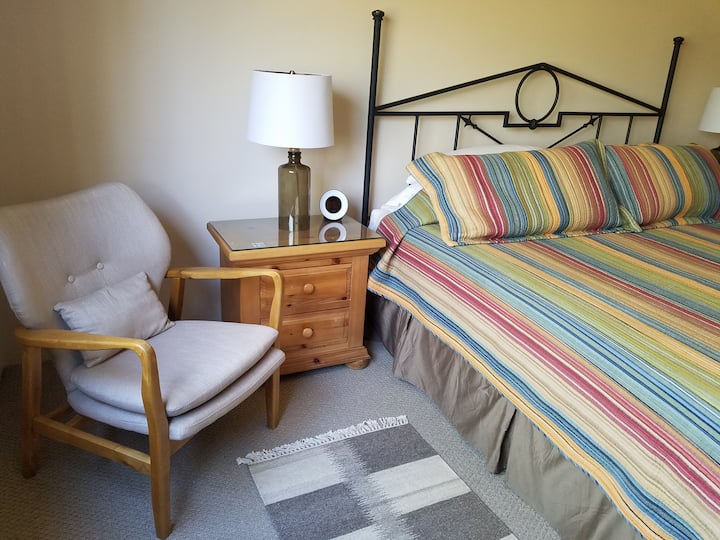 Soleggiato di giorno e TRANQUILLO di notte. Ottimo posto per riposare e lasciare che il deserto si prenda cura di tutto per un po'. Anche le persiane in legno bloccano molta luce se hai bisogno di dormire durante il giorno.