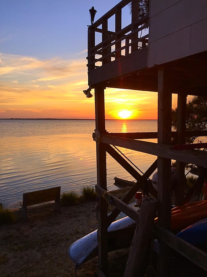 Waterfront Beach Bungalow Guesthouses for Rent in Jarvisburg, North