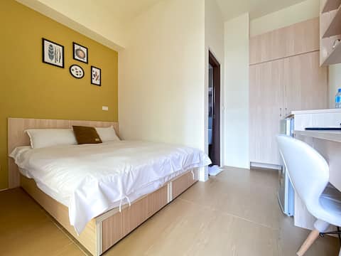 [Business trip + play] Balcony large room · Sofa · Work desk · Xiaomi extension line · Near night market