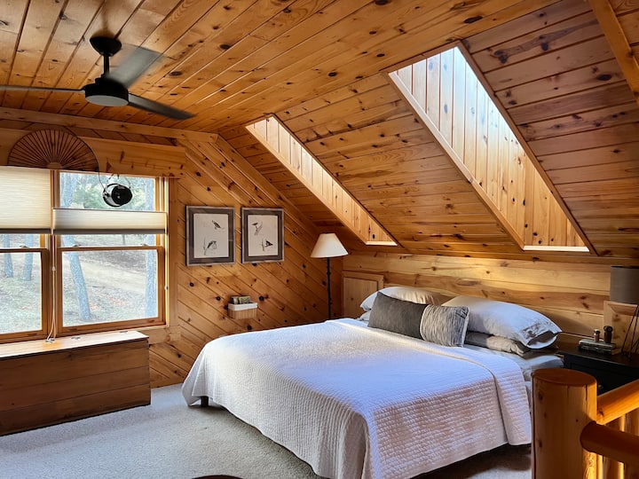 Chumba kikuu cha kulala cha ghorofani kilicho na kitanda aina ya king