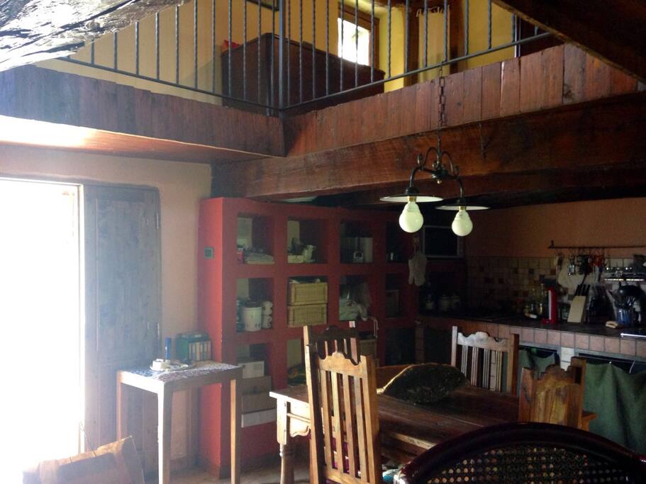 Angolo cucina e porta d'ingresso