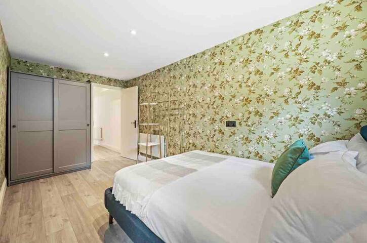 Beautiful 3 Bed/ 2 bath earls court-patio garden gallery image 5