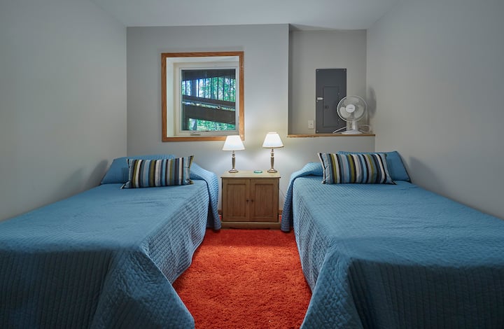 步入式地下室设有两张单人床 