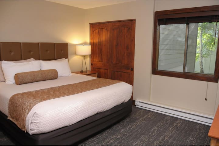 Კომფორტული საწოლი დიდი საწოლი! პლუს ტელევიზორი ოთახში საბოლოო დასვენებისთვის.