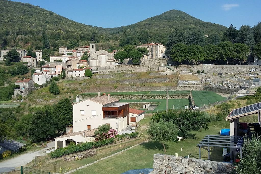 Vue de la piscine du village