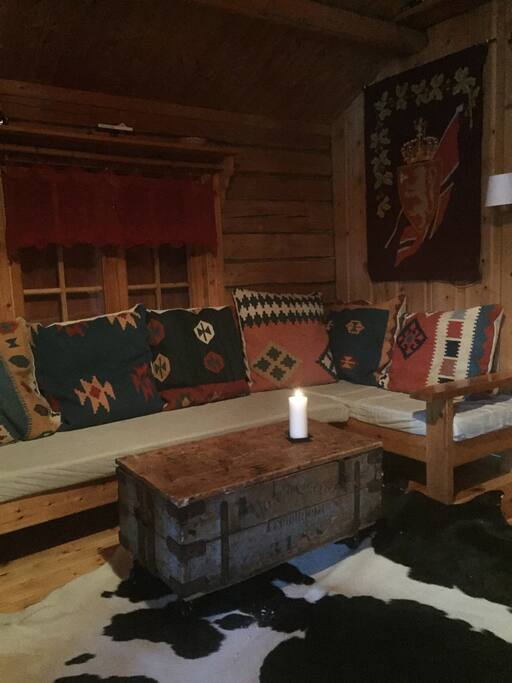 I sofakroken på stua.