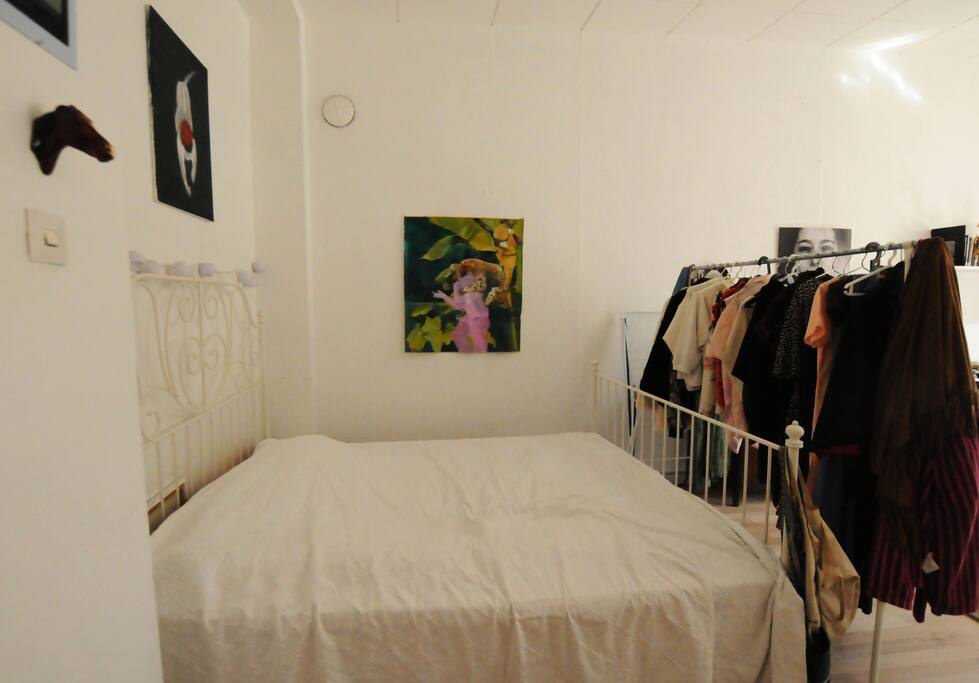 The enchanting 160cmx200cm king size bed.