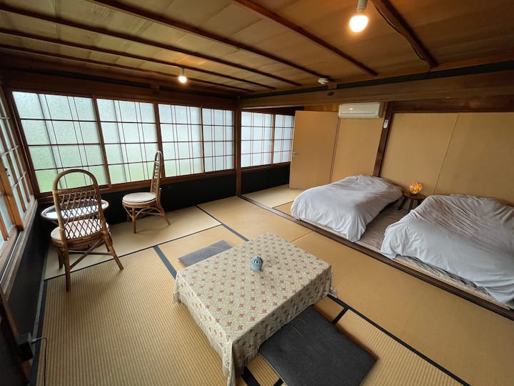 There are 2 pane windows.If it is too bright, there is a shutter to adjust the brightness of the room.