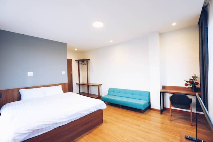 Chumba cha kulala cha Master kilicho na kitanda aina ya king (1.8m x 2.0m). Magodoro ya ziada ya sakafuni yanaweza kutolewa katika chumba hiki