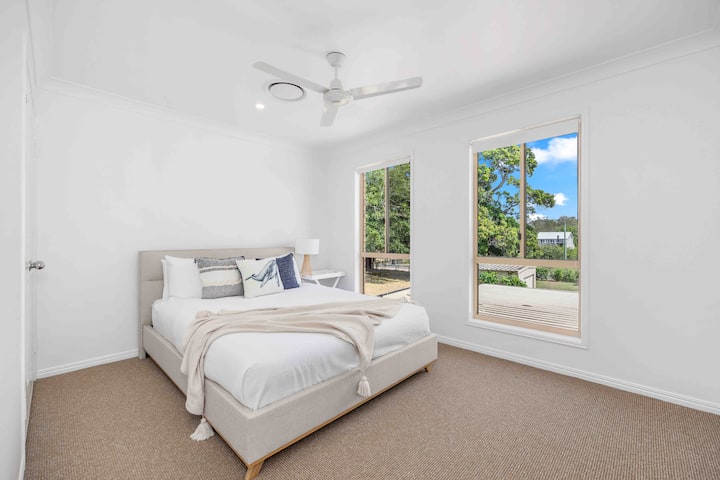 ห้องนอนควีนไซส์ด้านหลังบ้านตู้เสื้อผ้าและเครื่องปรับอากาศ