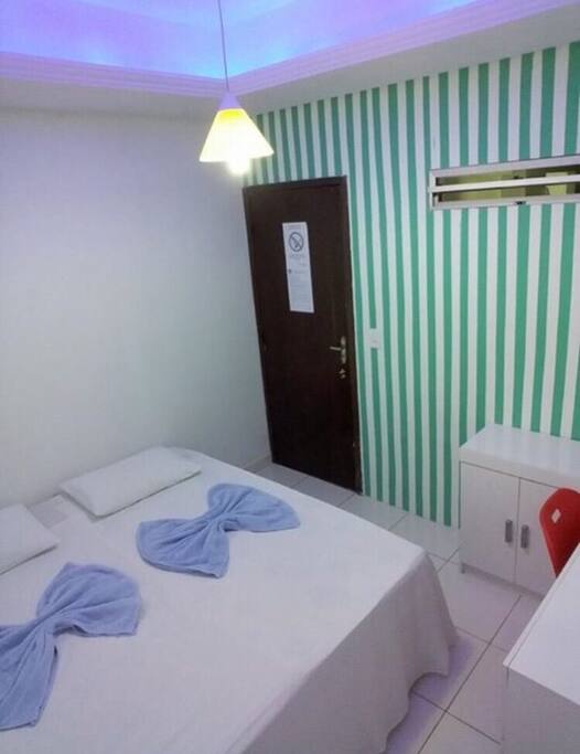 Quarto casal simples c/ banheiro compartilhado!