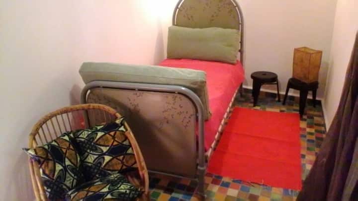 La chambre du rdc avec son lit vintage