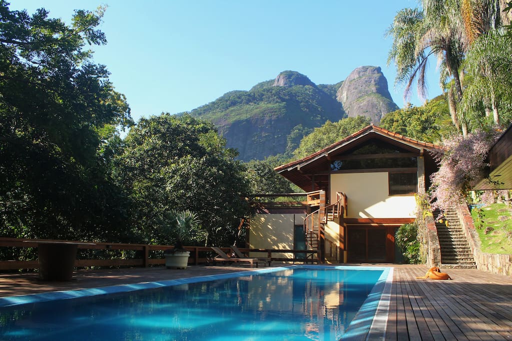 Mais um ângulo da casa vista do deck da piscina.
