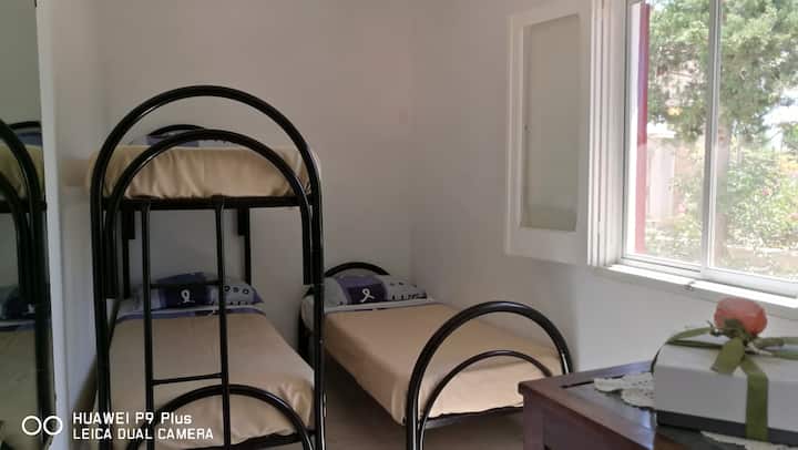 غرفة بثلاث أسرّة 