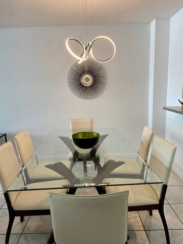 Spacious 2 bedroom condo on the beach gallery image 3