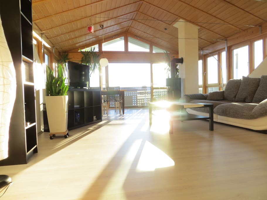 Das Herzstück der Wohnung – Wohnzimmer mit Wintergarten und wunderbarem Blick über das gesamte Dorf und die Felder