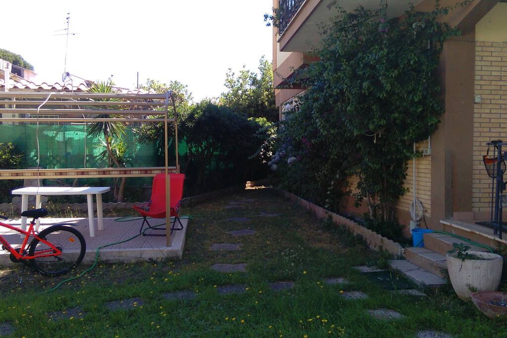 Giardino vivibilissimo e servito da un venticello gradevole....