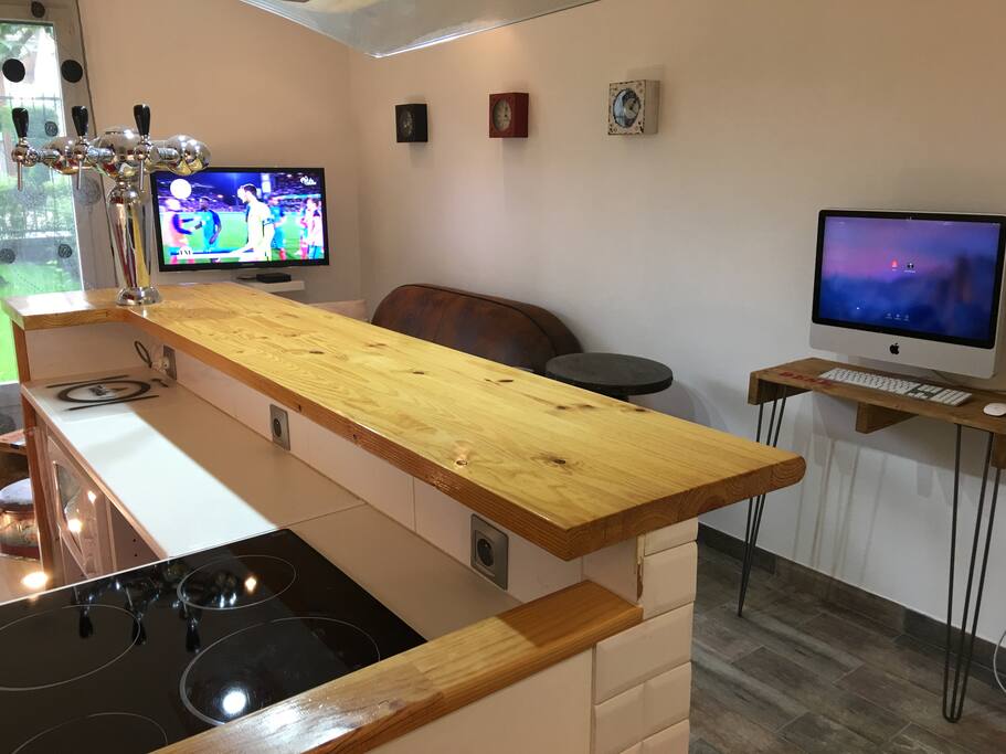 Bar + iMac à disposition