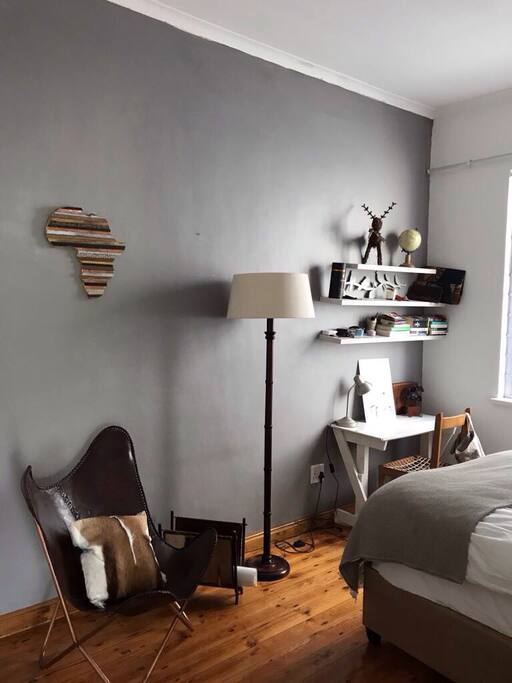 Stylish quiet room; queen sized bed & Study-nook