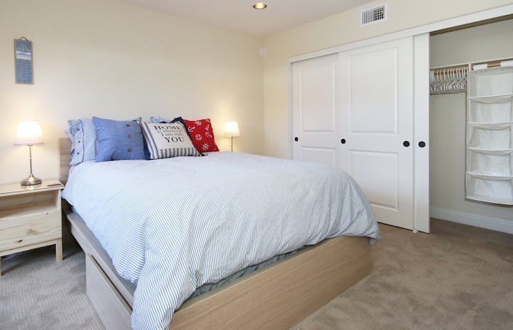 1er étage : chambre - lit Queen Size | Grand placard