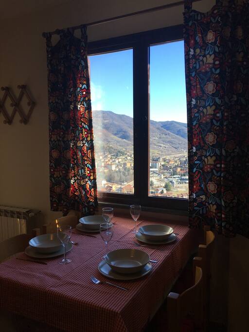 Pranzare di fronte al panorama della valle