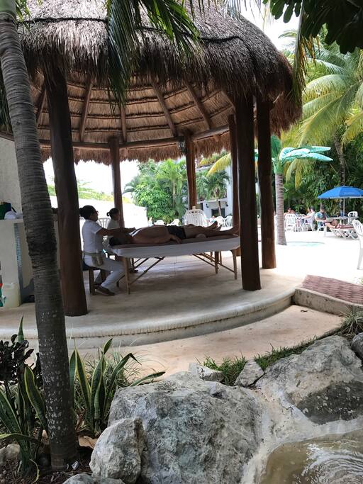 Each Monday: affordable priced messages at the pool