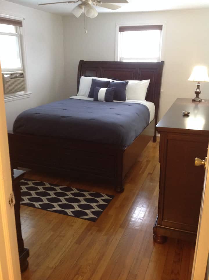 Bračni krevet s ortopedskim madracem, mekom posteljinom i više jastuka za miran san.