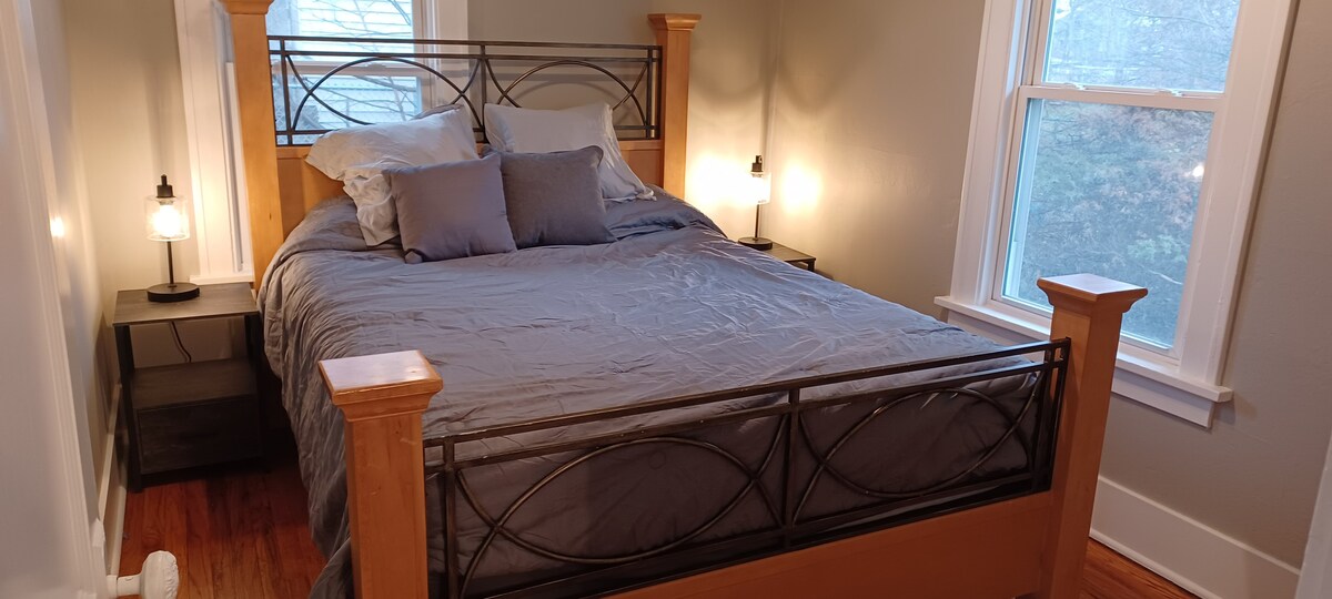 Საძინებელი 2 - ორადგილიანი საწოლი და ოთახი სათამაშო მაგიდისთვის (კარადიდან)

