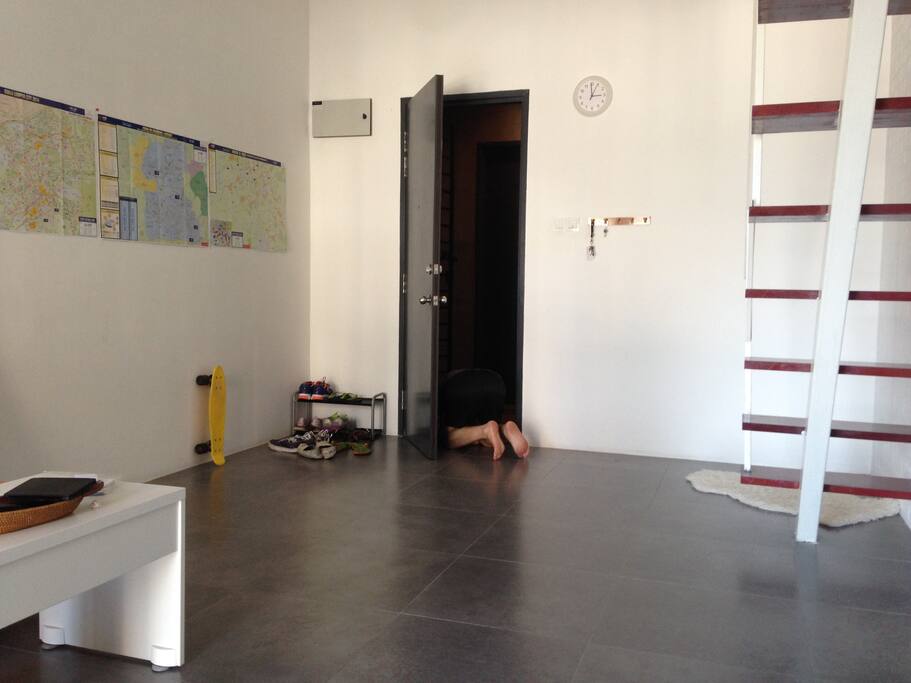 My boyfriend is trying to attach a spare key under the door, as you can see, in case we all forget to take the key out and have to pay for RM80 for a one-minute door picking.