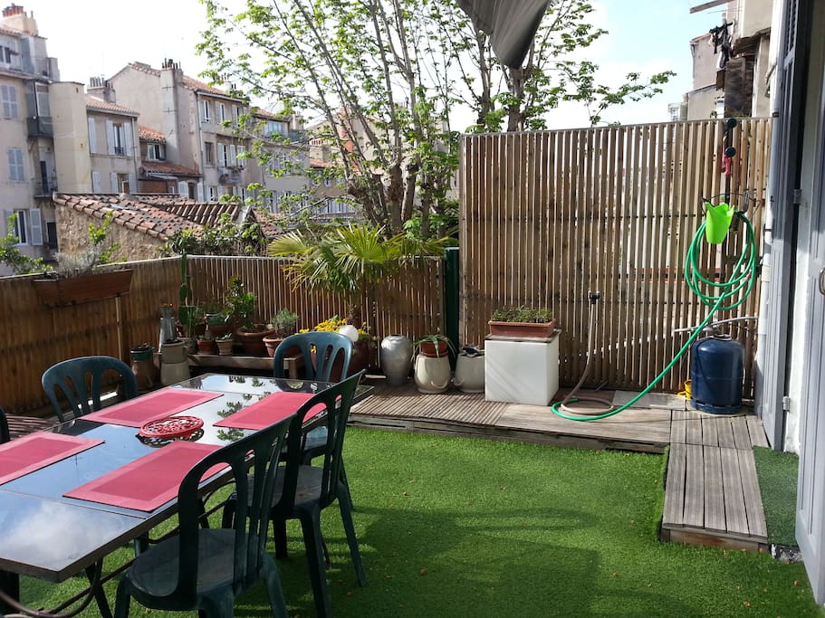 Exposée à l'ouest pour des repas ensoleillés à l'ombre d'un grand store !