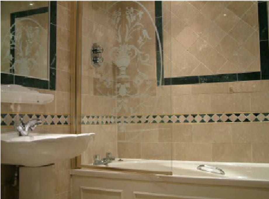 Bathtub in modern ensuite