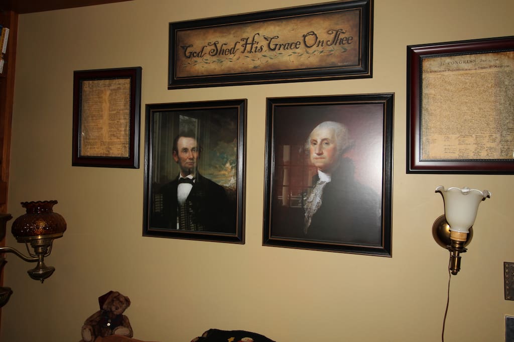 You will be welcomed to Hunky Dory in our Reading Room, presided over by Abraham Lincoln and George Washington on the south wall and the Signing of the Declaration of Independence over the fireplace.