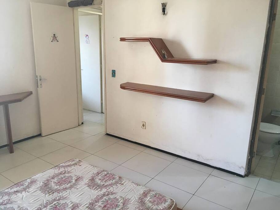 1 Suíte:
- cama de casal;
- espelho de corpo inteiro;
- amplo guarda-roupas com chave embutido;
- prateleiras e mesa embutidos.
Bem iluminado e com cortina blackout.
Armadores para 2 redes.