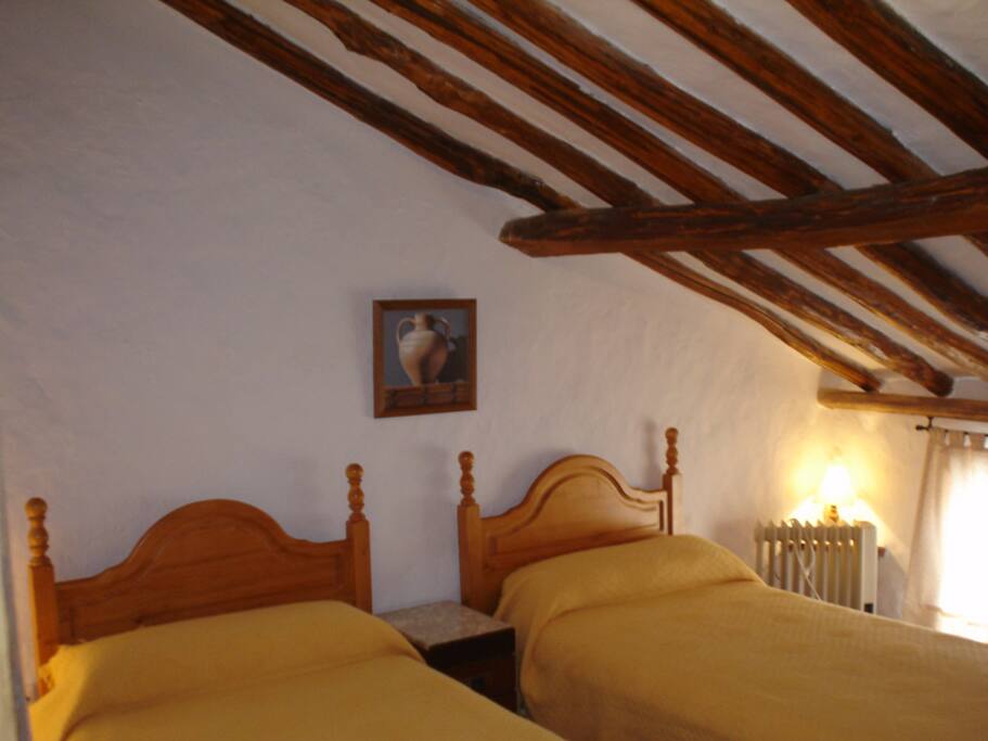 Habitación abuhardillada con dos camas