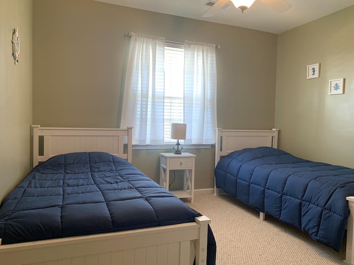 ¡Segundo dormitorio con dos camas individuales cómodas con un armario grande!