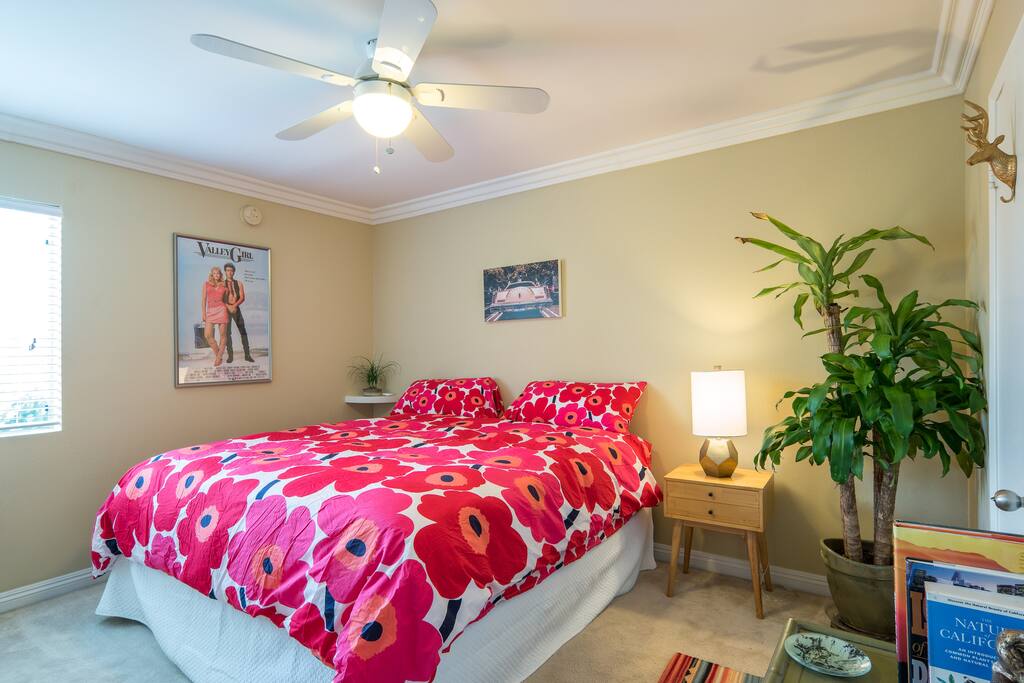 Super awesome king-sized bed (Tempurpedic, ahem)!