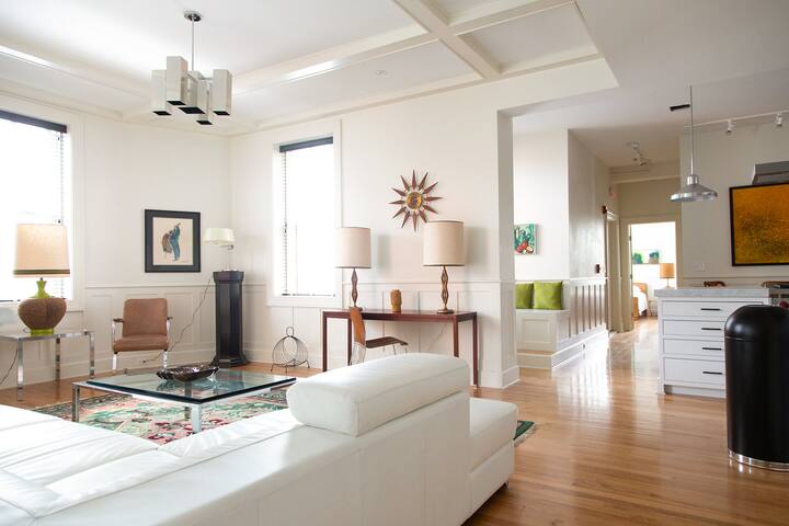 Elegant 6 Bedroom Penthouse on Thames gallery image 3