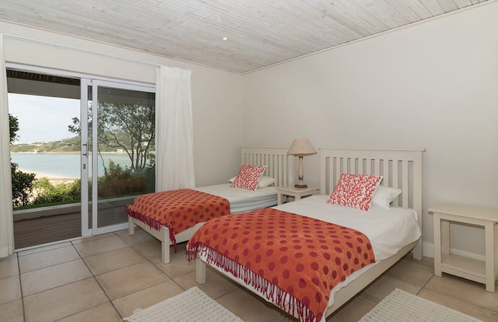 Chumba cha 4: Pacha mkubwa (chini ya ghorofa) aliye na mlango wa kuteleza kwenye sitaha 