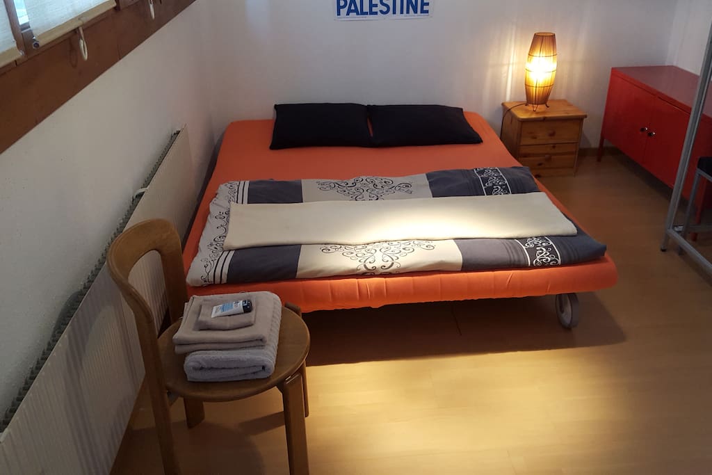 Das Bett ist schön gross. Hier könnt ihr Euch entspannen und bequem einschlummern.