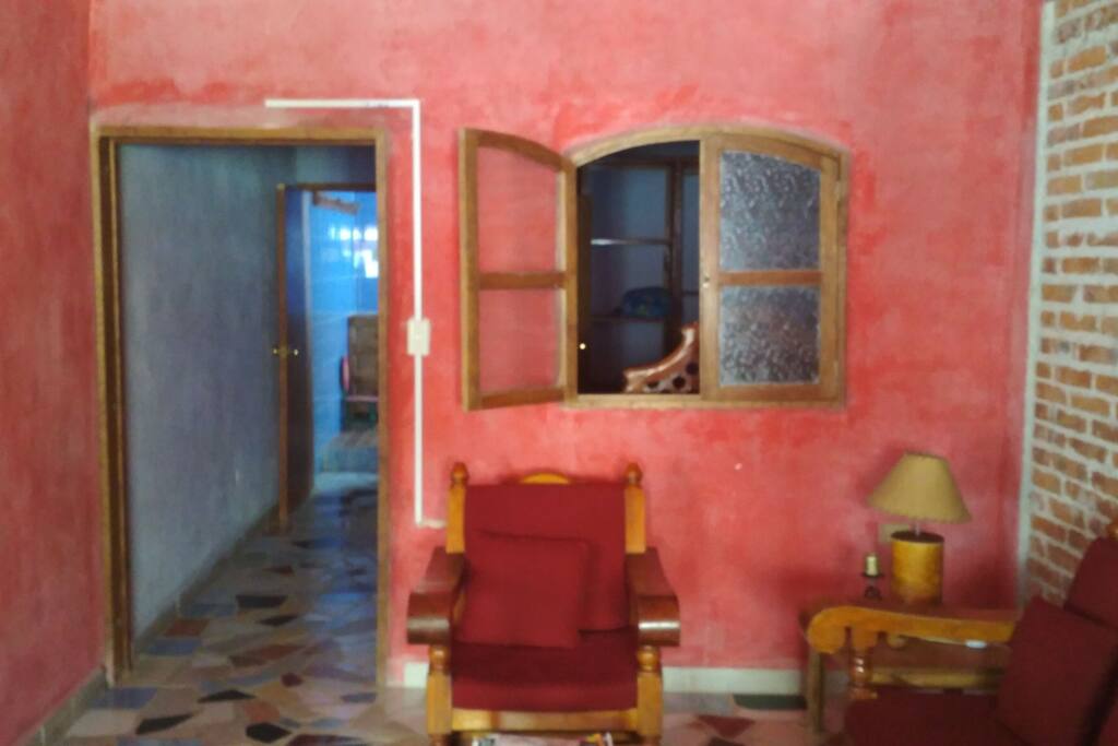 Sala y habitación con espacio muy buen espacio, privacidad.