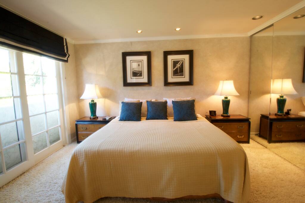 Master Bedroom Suite
King-size Bed
3rd floor
Walk-in closet
TV