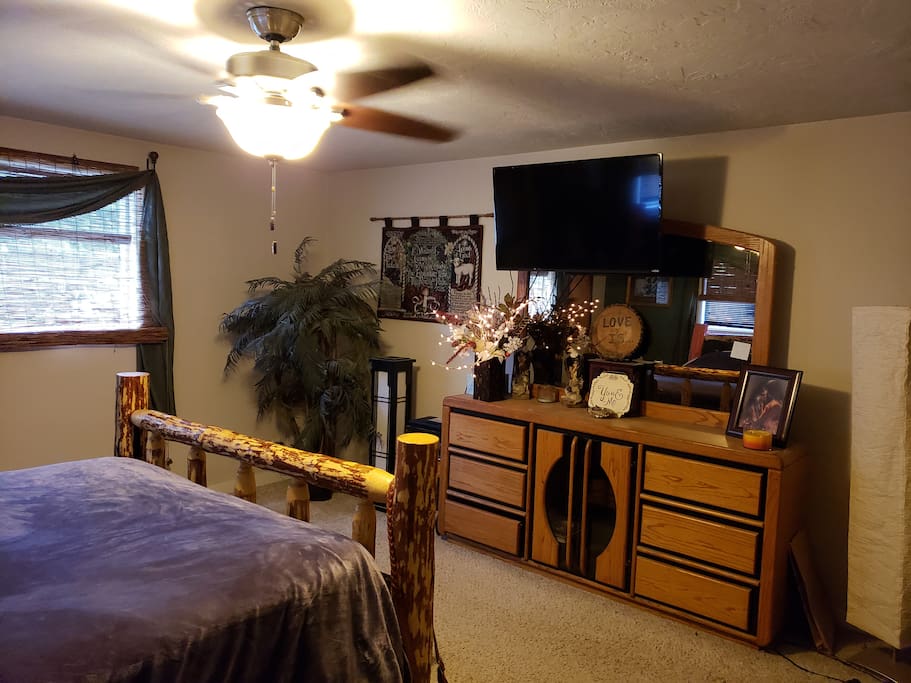 Master bedroom with queen bed, a/c and flat screen tv