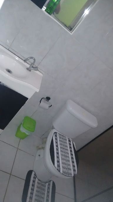 Banheiro de uso exclusivo do quarto