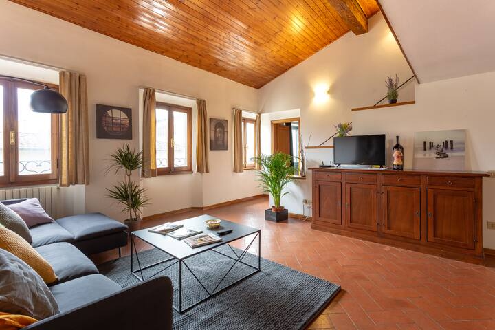 Via Ricasoli apartment, next to Accademia gallery image 2