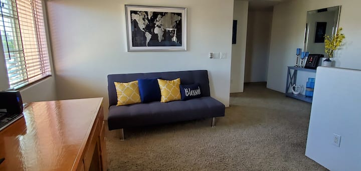 Ghorofa ya juu yenye kitanda cha sofa kwa 1 na nafasi ya godoro 1 linaloweza kuingiana